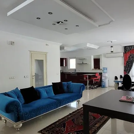 Villa Immaculate 4-Bed Villa With Large Garden And Pool *