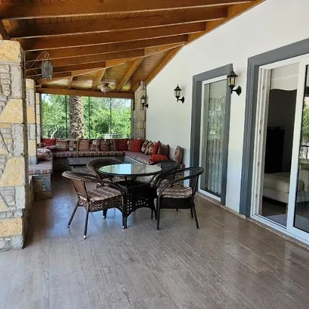 Immaculate 4-Bed Villa With Large Garden And Pool *