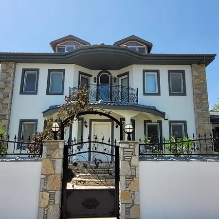 Immaculate 4-Bed Villa With Large Garden And Pool 빌라