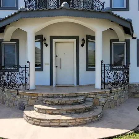 Immaculate 4-Bed Villa With Large Garden And Pool 달리안