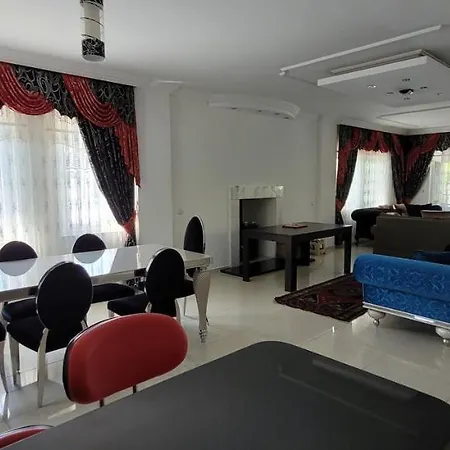 빌라 Immaculate 4-Bed Villa With Large Garden And Pool