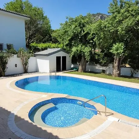 Immaculate 4-Bed Villa With Large Garden And Pool *