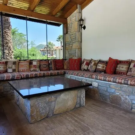 빌라 Immaculate 4-Bed Villa With Large Garden And Pool