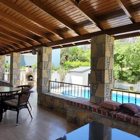 Villa Immaculate 4-Bed Villa With Large Garden And Pool