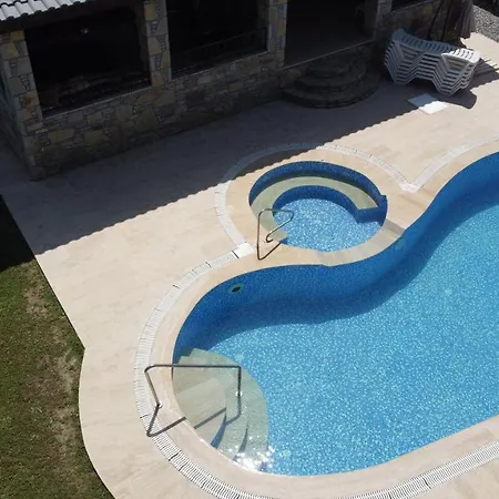 Immaculate 4-Bed Villa With Large Garden And Pool