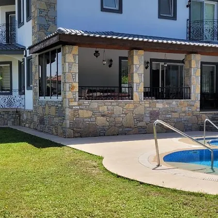 Immaculate 4-Bed Villa With Large Garden And Pool *