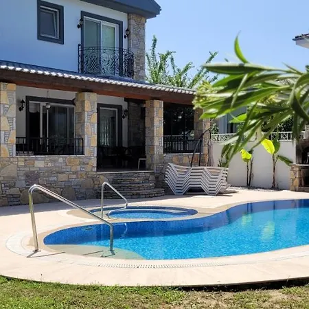 Immaculate 4-Bed Villa With Large Garden And Pool