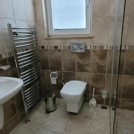 Immaculate 4-Bed Villa With Large Garden And Pool *