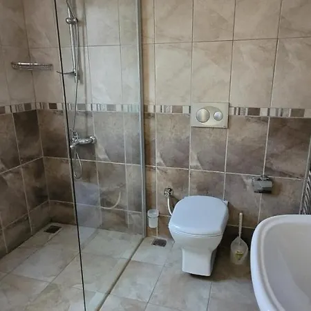 Villa Immaculate 4-Bed Villa With Large Garden And Pool *