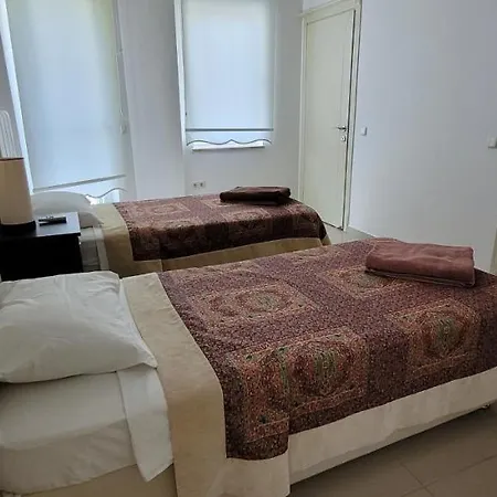 Immaculate 4-Bed Villa With Large Garden And Pool Villa *