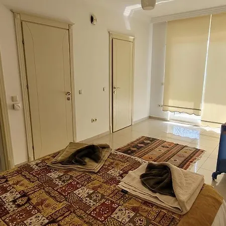 Immaculate 4-Bed Villa With Large Garden And Pool 빌라