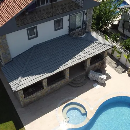 Immaculate 4-Bed Villa With Large Garden And Pool 달리안