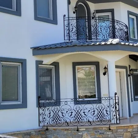 Immaculate 4-Bed Villa With Large Garden And Pool * דליאן