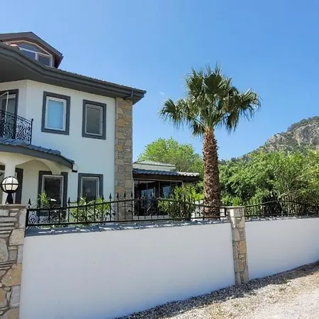 Immaculate 4-Bed Villa With Large Garden And Pool וילה *