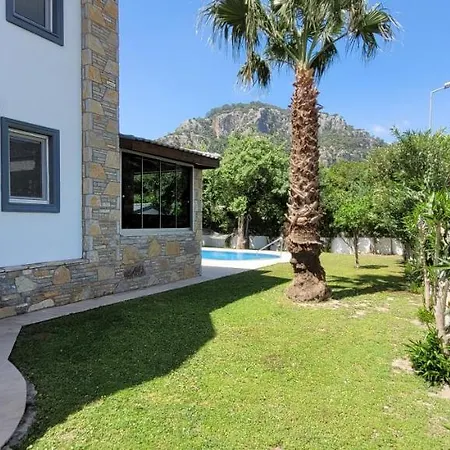 וילה Immaculate 4-Bed Villa With Large Garden And Pool
